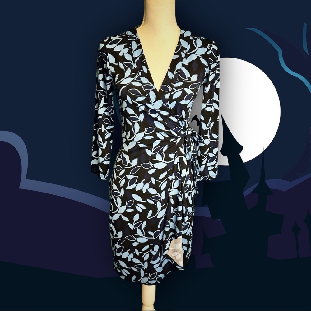 BCBGMaxAzria ‘Adele’ Wrap Dress in “Pacific Blue Combo” Leaf Pattern Size XS - Picture 1 of 11